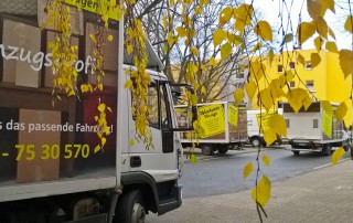 Ein Umzugs-Lastwagen fährt auf eines Straße.