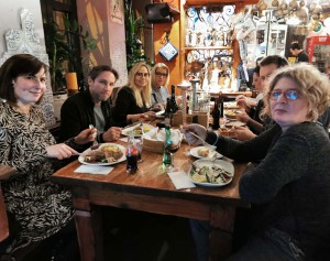 Mitarbeitende in einem Restaurant beim Essen.