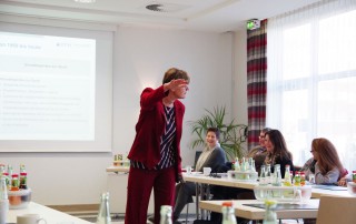 Prof. Dr. Antje Britta Mörstedt hält einen Vortrag vor Mitarbeitenden der Lebenshilfe Neuss.