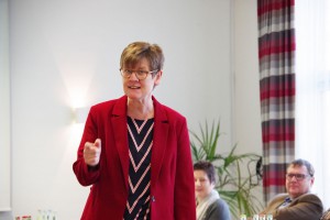 Porträt von Prof. Dr. Antje Britta Mörstedt während sie einen Vortrag vor Mitarbeitenden der Lebenshilfe Neuss hält.