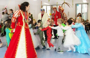 Das Prinzenpaar tanz mit Kindern im Familienzentrum Hammfeld.