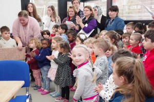 Eine große Gruppe Kinder nimmt an der Verabschiedung von Gabriele Weber teil.