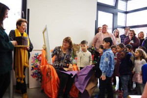 Gabriele Weber bekommt von Kindern ein Abschiedgeschenk überreicht.