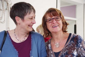 Porträt von Gabriele Weber und einer weiteren Mitarbeitenden.