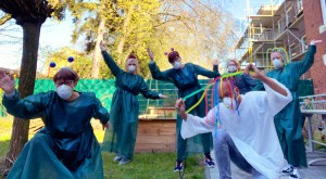 Mitarbeiter der Lebenshilfe Neuss in Schutzanzügen, Atemschutz Masken und bunten Verkleidungen.