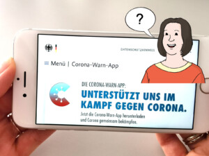Eine Nahaufnahme von einem Handy, das jemand in den Händen hält. Auf dem Display sieht man die Corona Warn App. Über den Foto ist eine Zeichnung einer Frau eingefügt, über der eine Sprechblase mit einem Fragezeichen darin zu sehen ist.