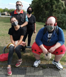 Teilnehmende der UWOs der Lebenshilfe Neuss mit Atemschutzmasken bei einem Besuch im Zoo.