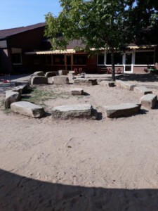Ein großer Kreis aus Felsen vor dem Familienzentrum Marienburg.