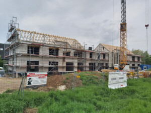 Der Neubau des Kinder- und Jugendwohnhauses des Lebenshilfe Neuss e.V. in Allerheiligen. Davor ein Kran.
