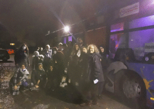 Die Gruppe der Besucher aus Israel und Menschen der Lebenshilfe Neuss vor dem Jugendbus.