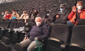 Die Teilnehmenden der Lebenshilfe Neuss bei ihrem Theaterbesuch an ihren Sitzplätzen.