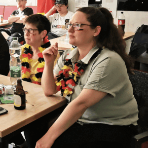 Zwei Frauen schauen gespannt dem Spiel zu.