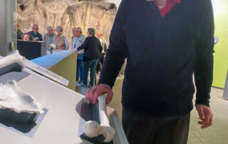Ein Mann schaut sich die Dinge in einem Museum an