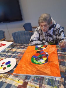 Eine Person malt ein Bild