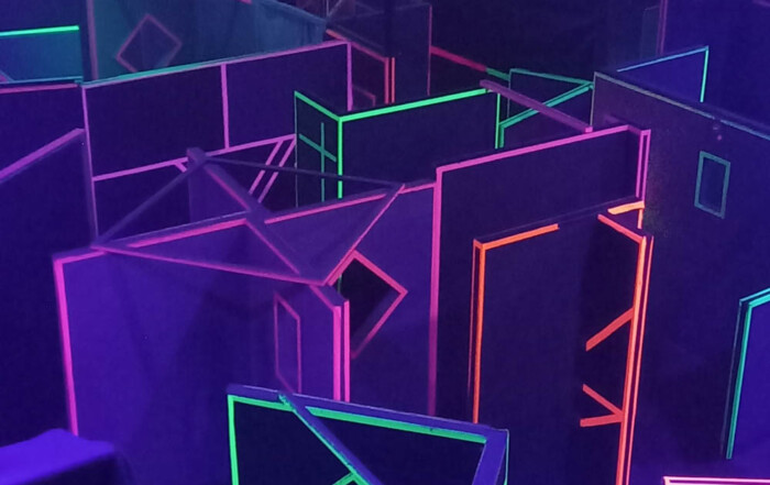 Blick von oben auf Laser-Tag-Halle.