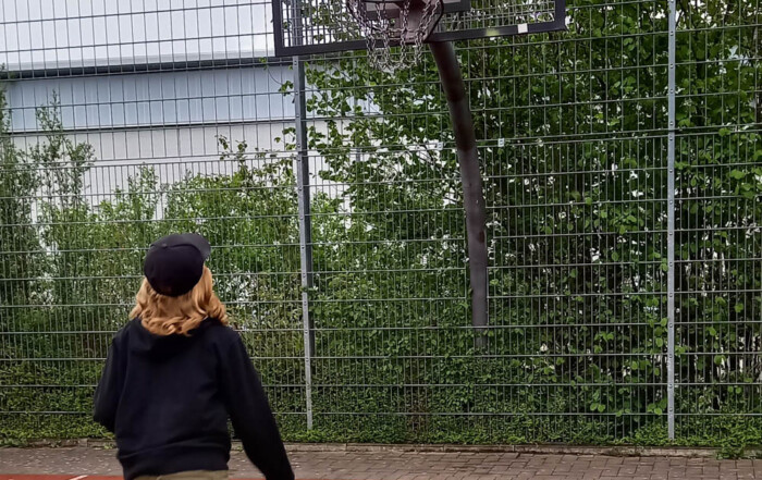 Kind spielt Basketball