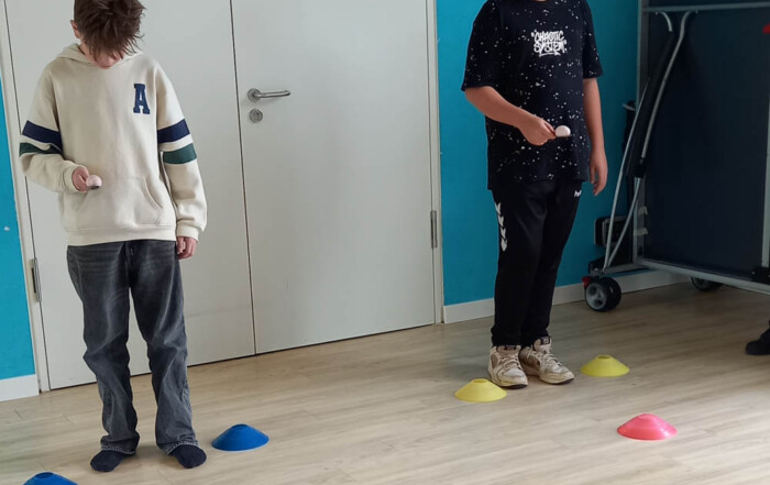 Zwei Kinder beim Eier-Laufen.