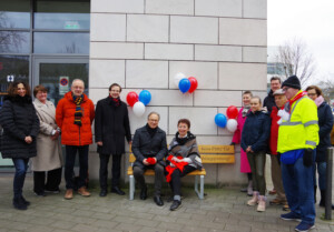 Mehrere Personen weihen die Bank gegen Ausgrenzung ein.