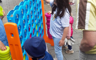 Kinder spielen Vier-Gewinnt