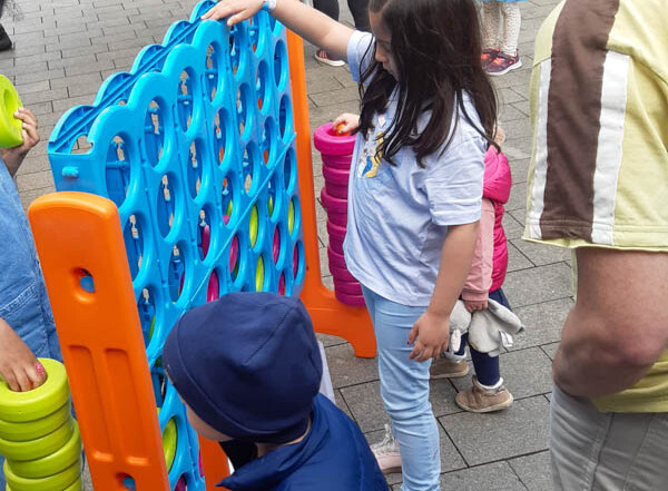 Kinder spielen Vier-Gewinnt