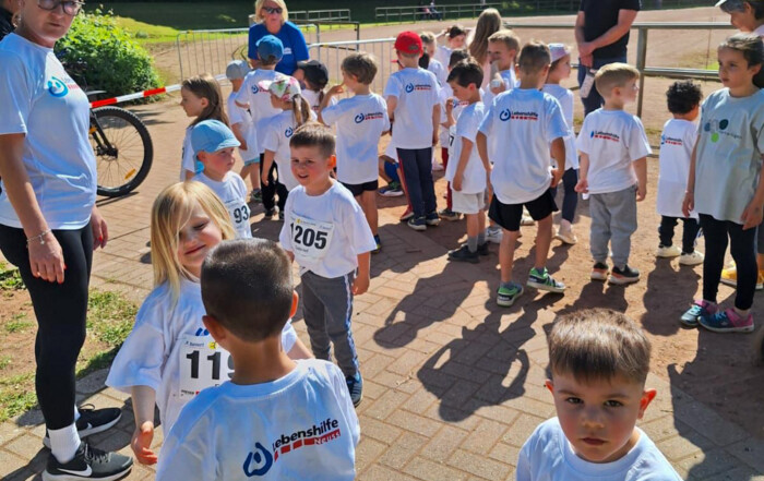 Mehrere Kinder stehen als Gruppe zusammen.