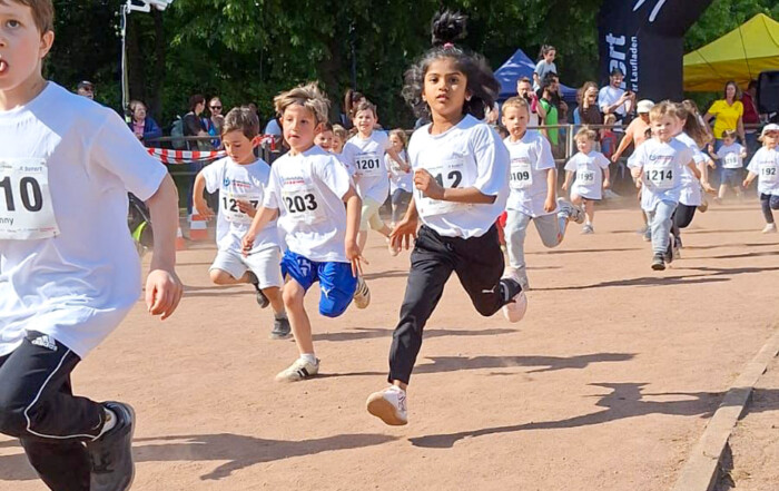 Mehrere Kinder laufen das Rennen.
