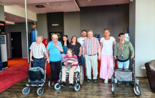 Ein Gruppenfoto der Kinobesucher im Kino.