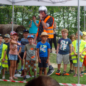 Ein Zauberkünstler führt ein Stück mit den Kindern vor.