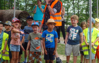 Ein Zauberkünstler führt ein Stück mit den Kindern vor.