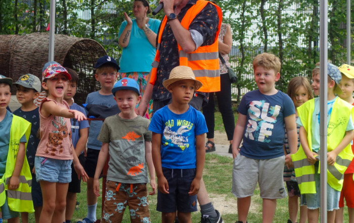 Ein Zauberkünstler führt ein Stück mit den Kindern vor.