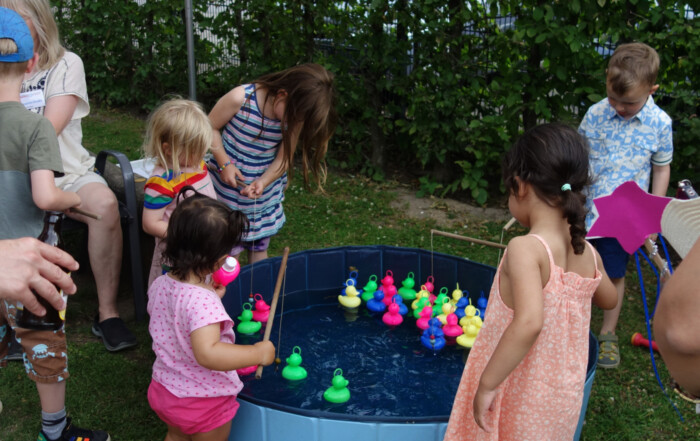 Mehrere Kinder spielen Entenfischen.
