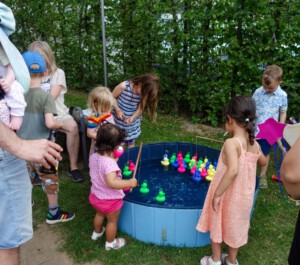 Mehrere Kinder spielen Entenfischen.