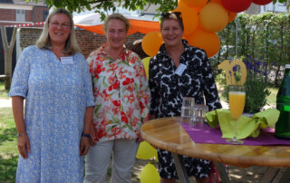 Sabine Grothe-Lohrey, Gesine Eschenburg und Barbara Shabahz stehen zusammen für ein Gruppenfoto.