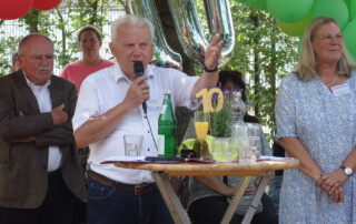 Heinz Stirken hält eine Rede.