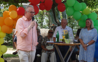 Dirk Brügge hält eine Rede.