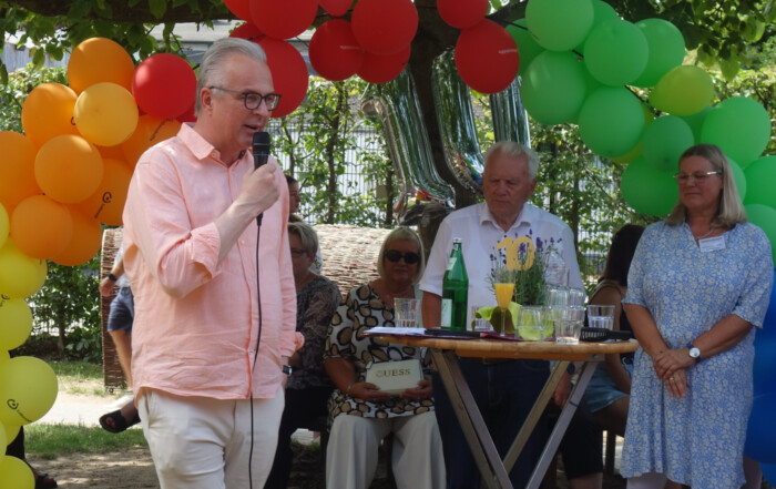 Dirk Brügge hält eine Rede.
