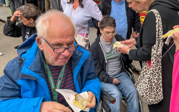 Die Gruppe isst an den Ständen ihr Crêpes.