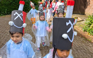 Die Kinder laufen in ihren Kostümen zum Umzug.