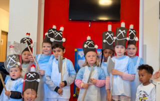 Ein Gruppenfoto der Teilnehmenden Kinder in ihren Kostümen.