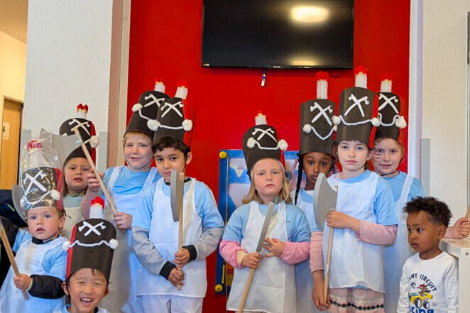 Ein Gruppenfoto der Teilnehmenden Kinder in ihren Kostümen.