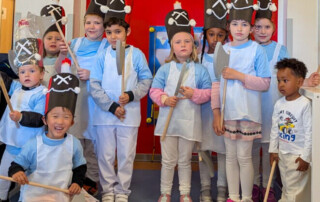 Ein Gruppenfoto der Teilnehmenden Kinder in ihren Kostümen.