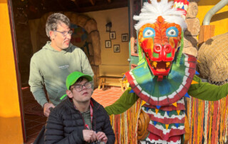 Zwei Bewohner sind neben einer Figur in dem Themenbereich der Black Mamba im Phantasialand.