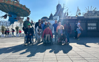 Die Gruppe kommt zusammen für ein Gruppenfoto.