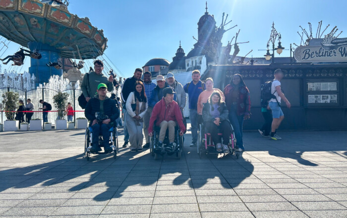 Die Gruppe kommt zusammen für ein Gruppenfoto.