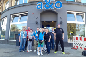 Die Reisenden stehen zusammen für ein Gruppenfoto vor dem Eingang der Unterkunft.