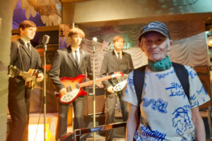 Eine Bewohnerin steht vor der Ausstellung der Beatles aus Wachs.