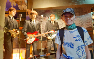 Eine Bewohnerin steht vor der Ausstellung der Beatles aus Wachs.