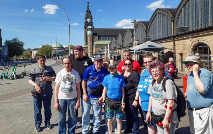 Ein Gruppenfoto der Reisenden vor dem Hamburger Hauptbahnhof.