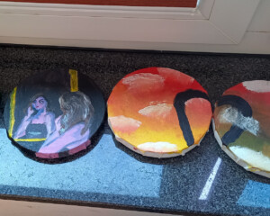 Einige Werke der Kinder die sie auf Leinwände gemalt haben.