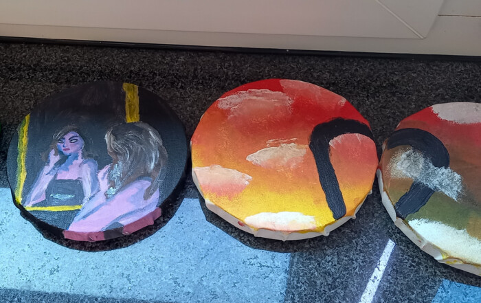 Einige Werke der Kinder die sie auf Leinwände gemalt haben.